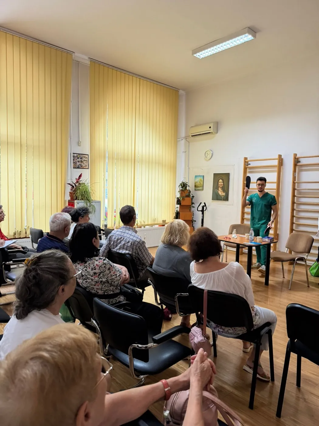 Voluntar explicând afecțiunile picioarelor persoanelor în vârstă la centrul comunitar Basarabia