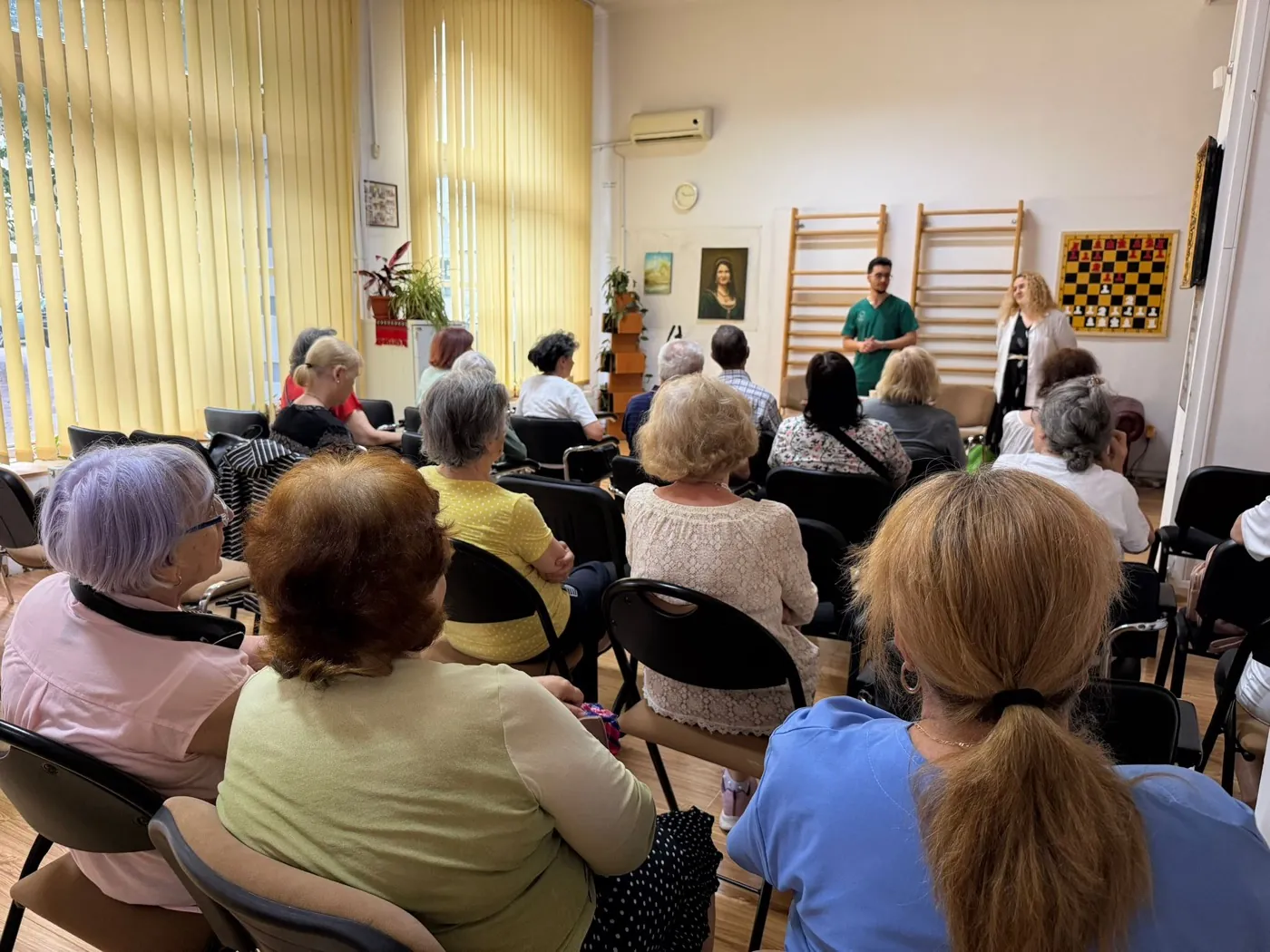 Beneficiari și voluntari la finalul întâlnirii despre îngrijirea picioarelor la Centrul Basarabia București